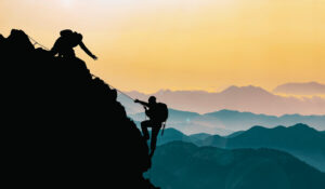 Alpiniste grimpants une montagne. Visuel du Rally Emploi.
